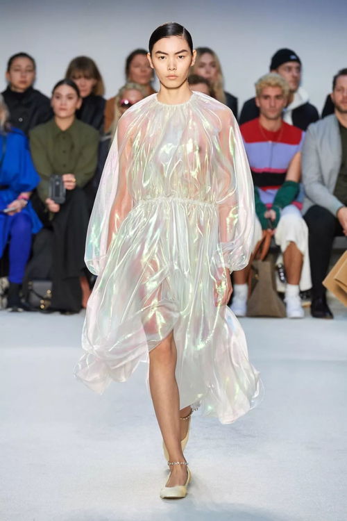 jw anderson 2020秋冬系列用簡潔有力的時裝廓形,為當下成熟的 多變的 敏銳的女性衣櫥提出實用性更強的解決方案 服裝