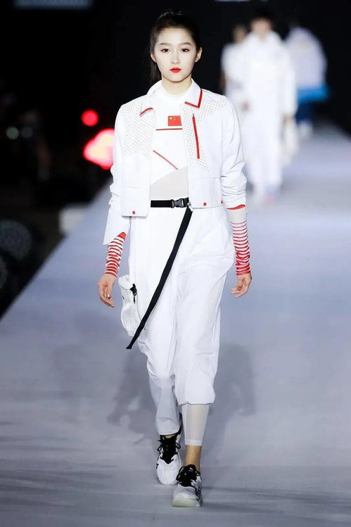 北京2022年冬奧會特許商品國旗款運動服裝發布會